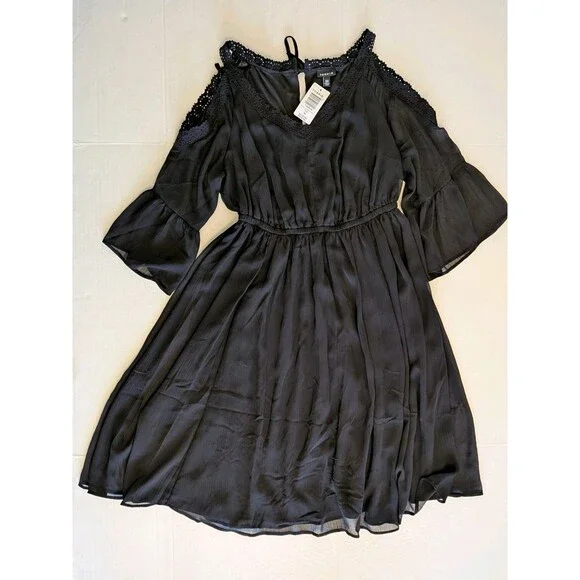 Torrid Black Lace Trim Hilo Skater Dress Size 00 NWT - Picture 1 of 16